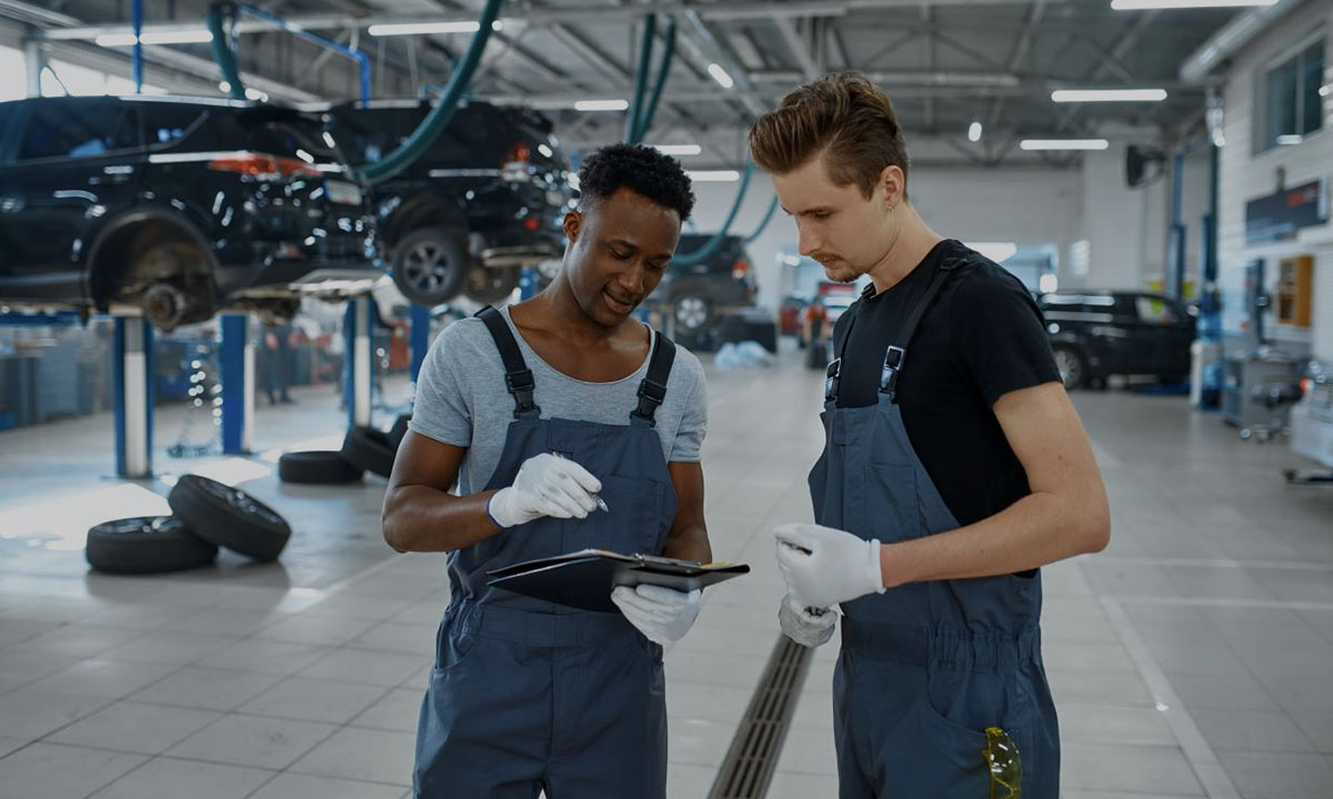 ElectronsDigital M10T makes car diagnosis work more efficiently