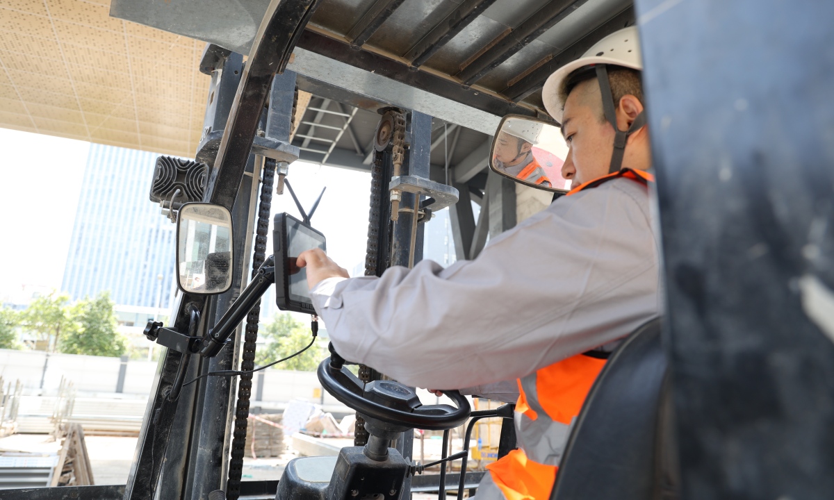 New Energy Vehicle Manufacturer Boosts Logistics  Efficiency and Precision with ElectronsDigital V10J Vehicle PC